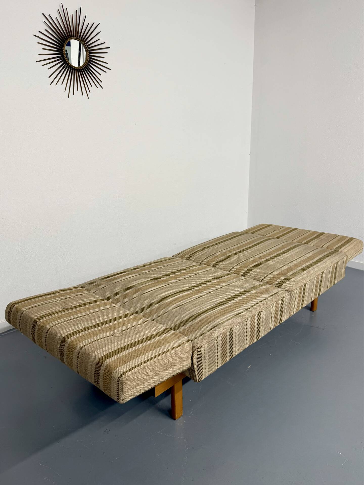 Vintage Daybed sofa bed design by Wilhelm Knoll model Stella from the 1960s.