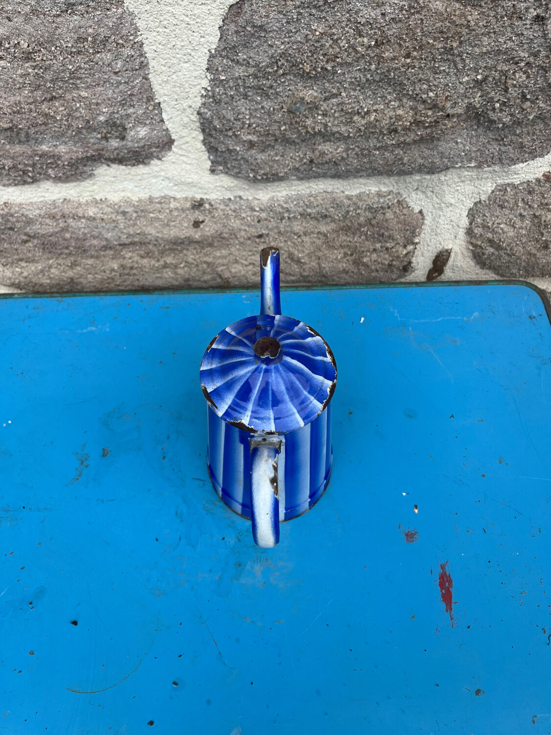 Enamelled decanter