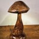 Lampe de table champignon en bois sculpté à la main avec LED intégrée