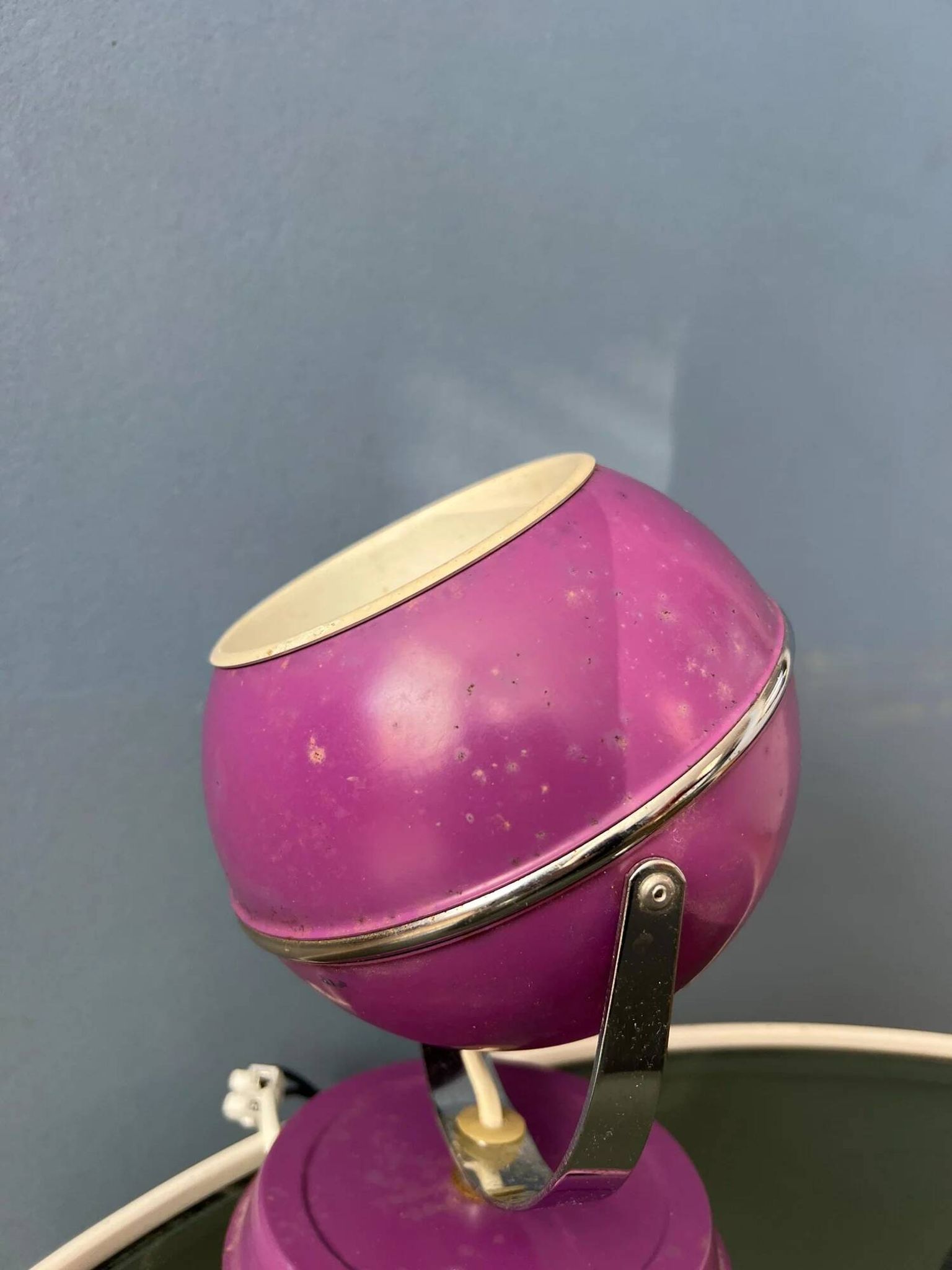Lampe de bureau vintage violette en forme de globe oculaire de l'ère spatiale