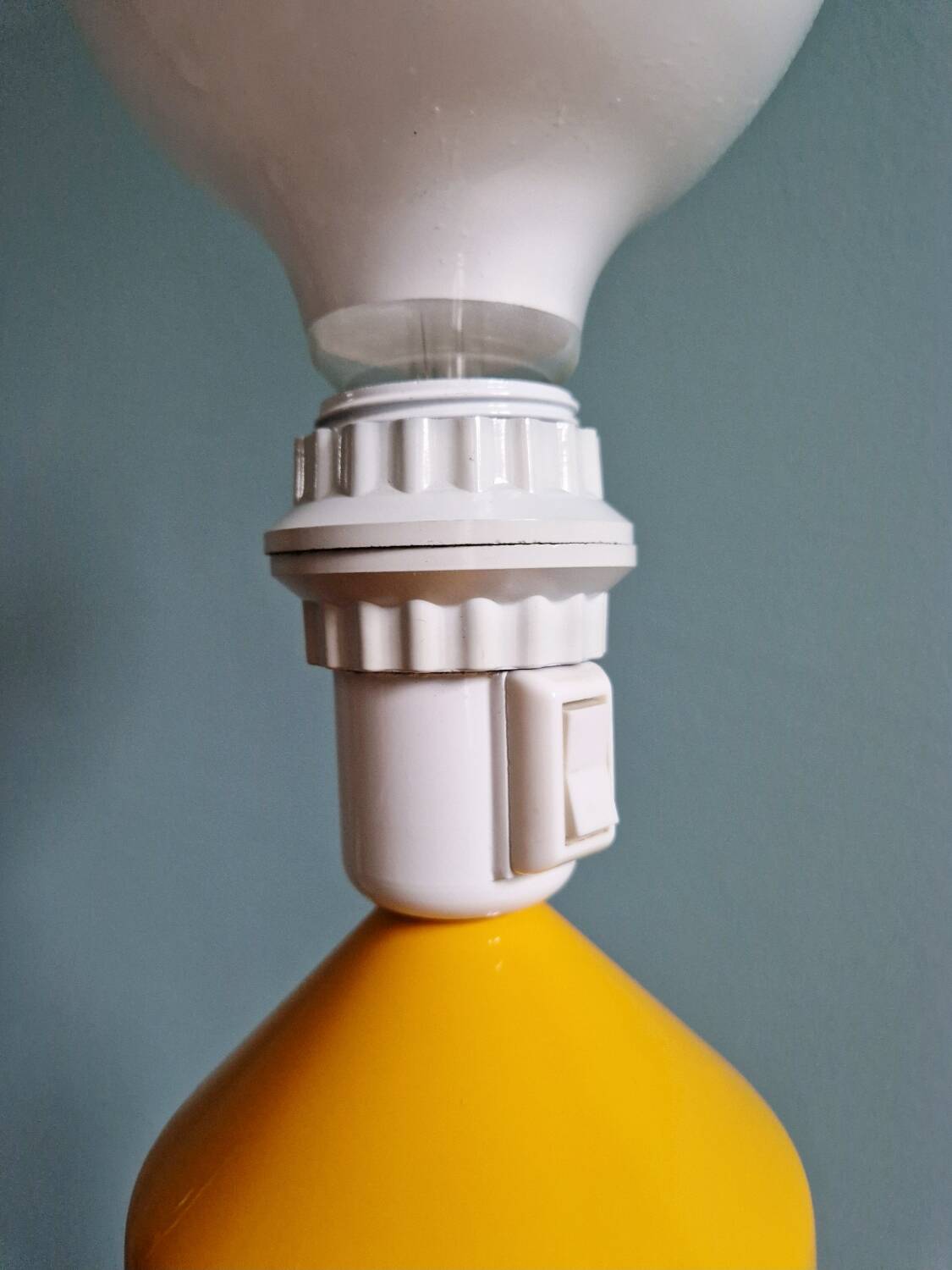 Vintage table lamp in yellow lacquered metal, 1980s