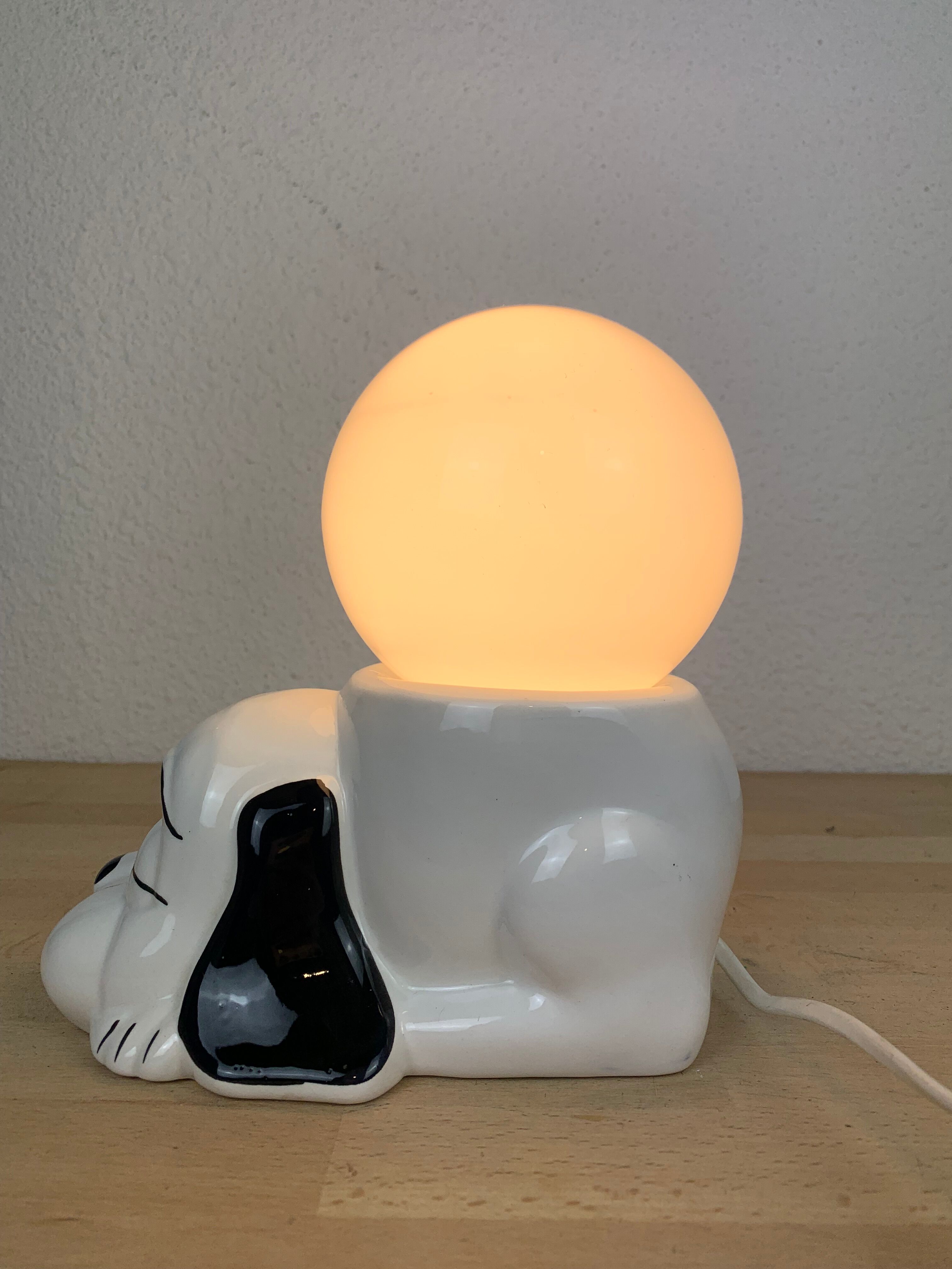 Lampe chien en céramique et globe opaline
