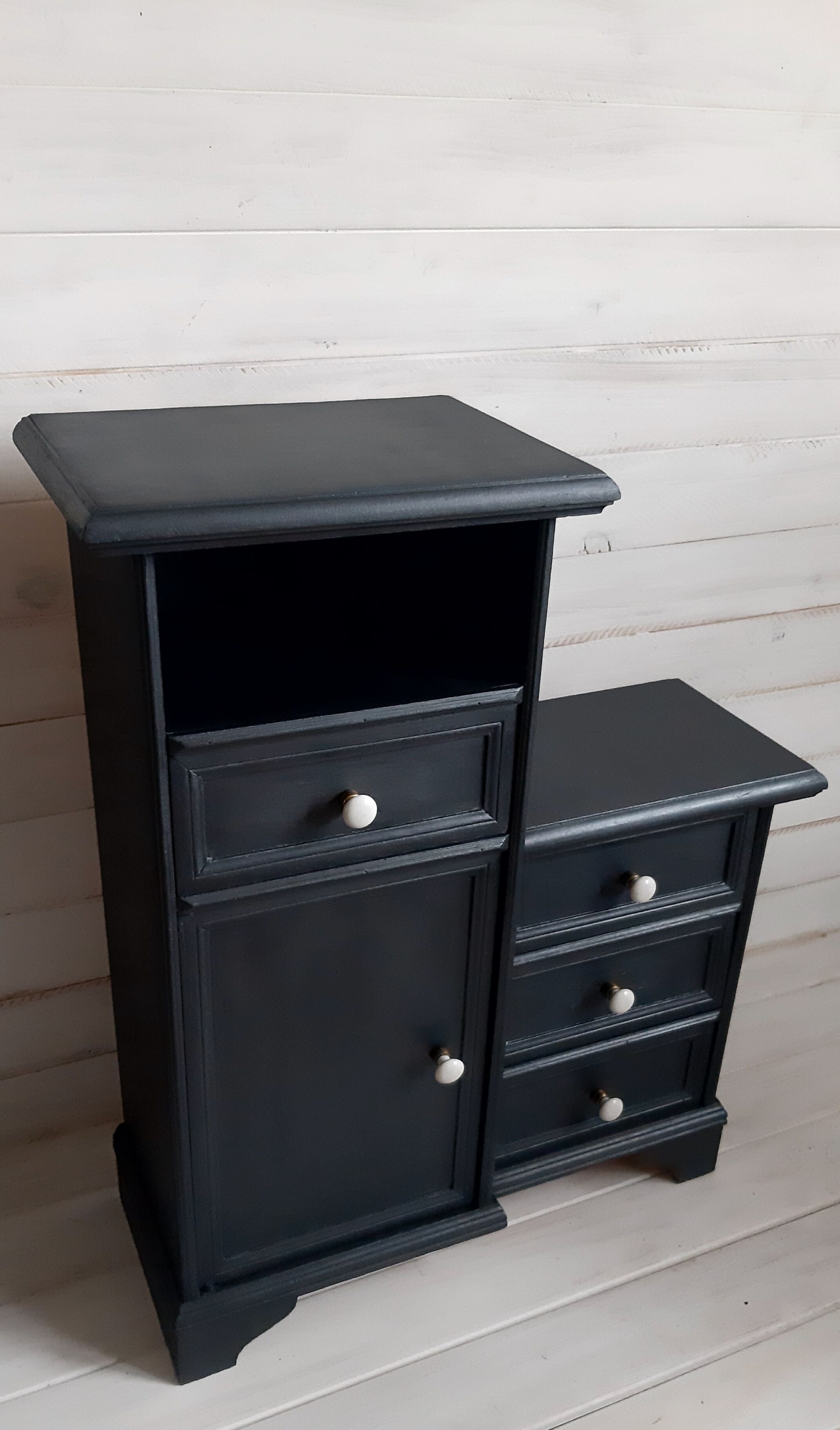 Extra Furniture/ Commodus