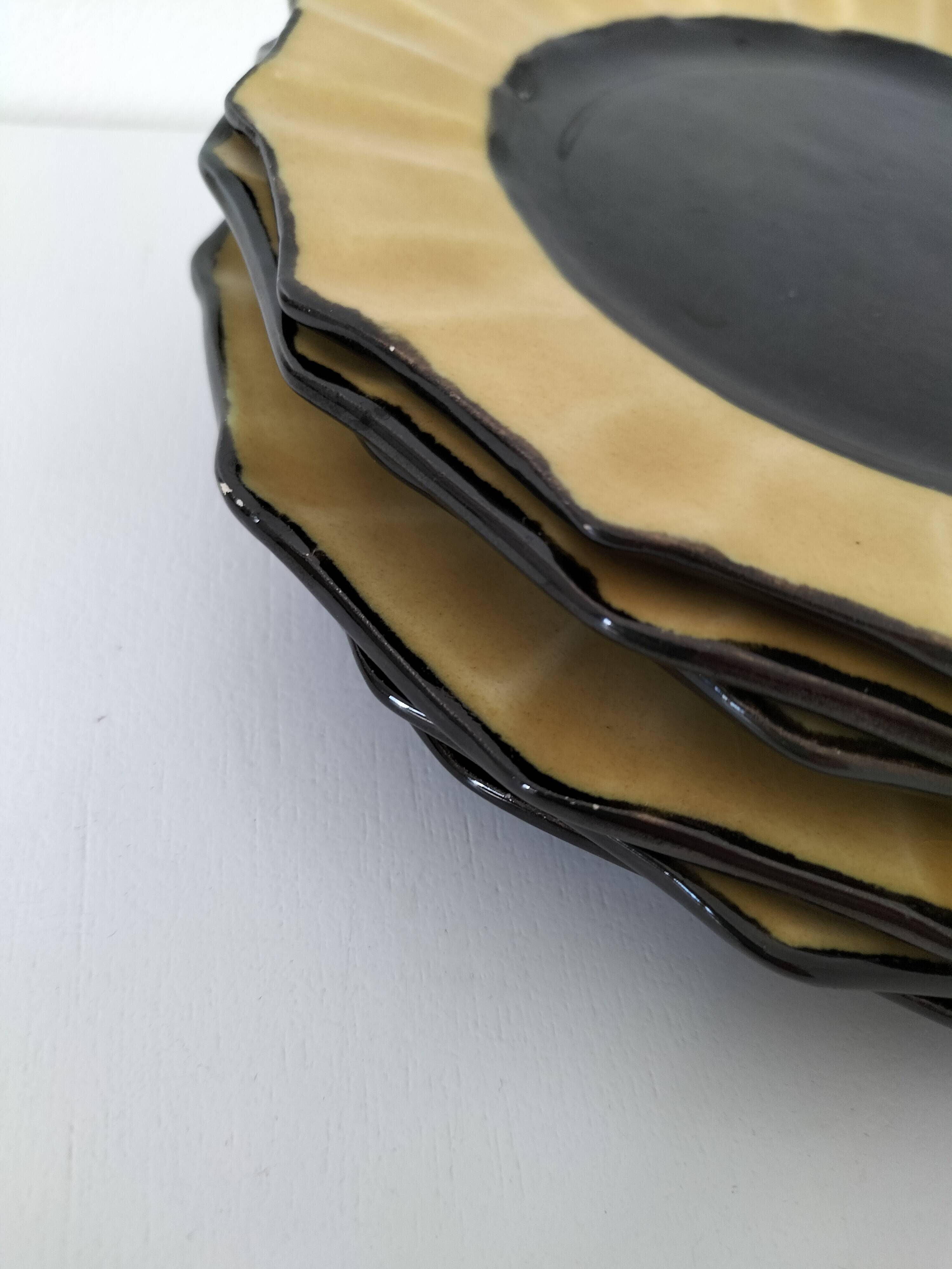 6 ceramic dessert plates shaped like a sunflower, signed CB.