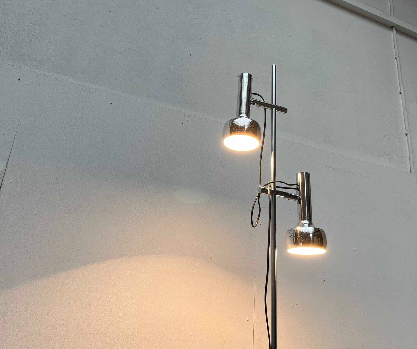 Lampe sur pied minimaliste de l’ère spatiale suisse du milieu du siècle par l'équipe SLZ pour Swisslamps International, années 1960