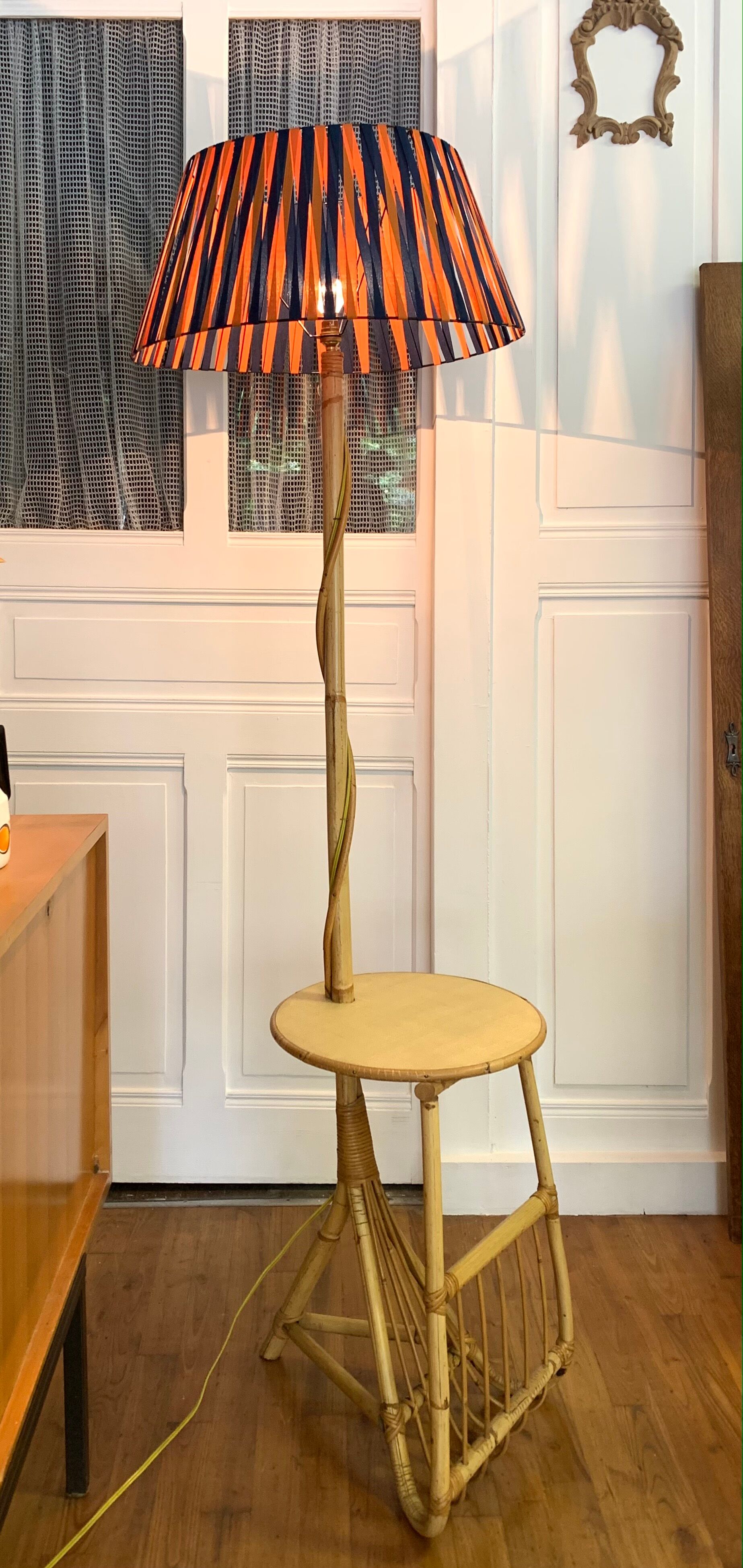 Lampadaire liseuse vintage en rotin