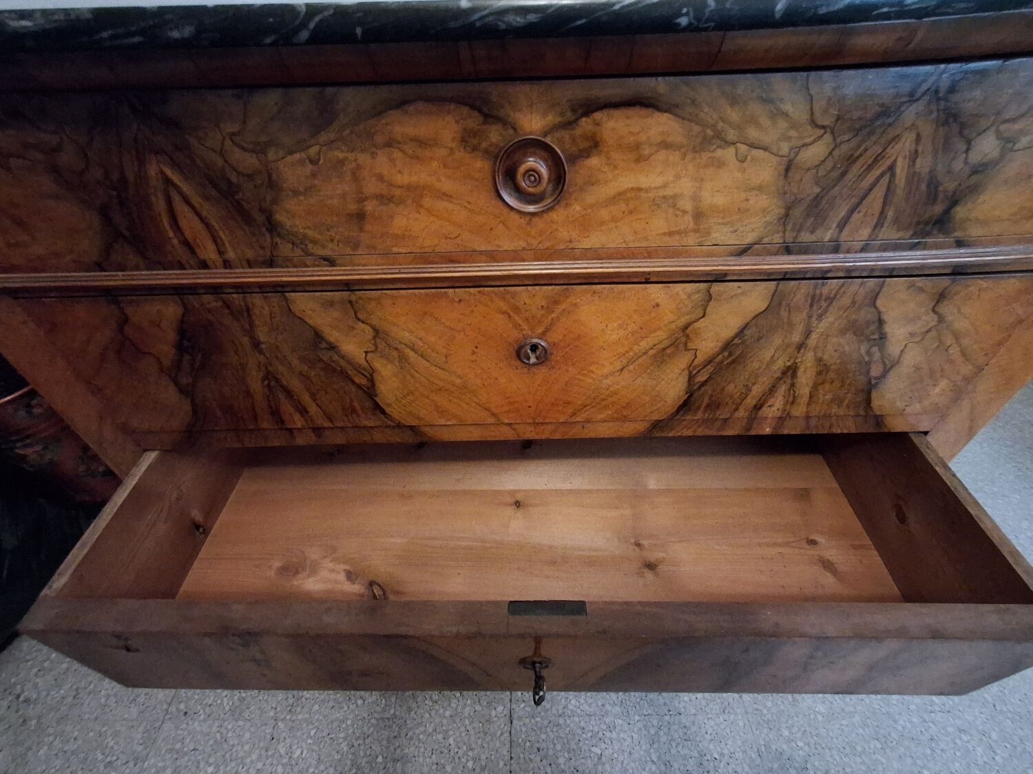 Commode en ronce de noyer