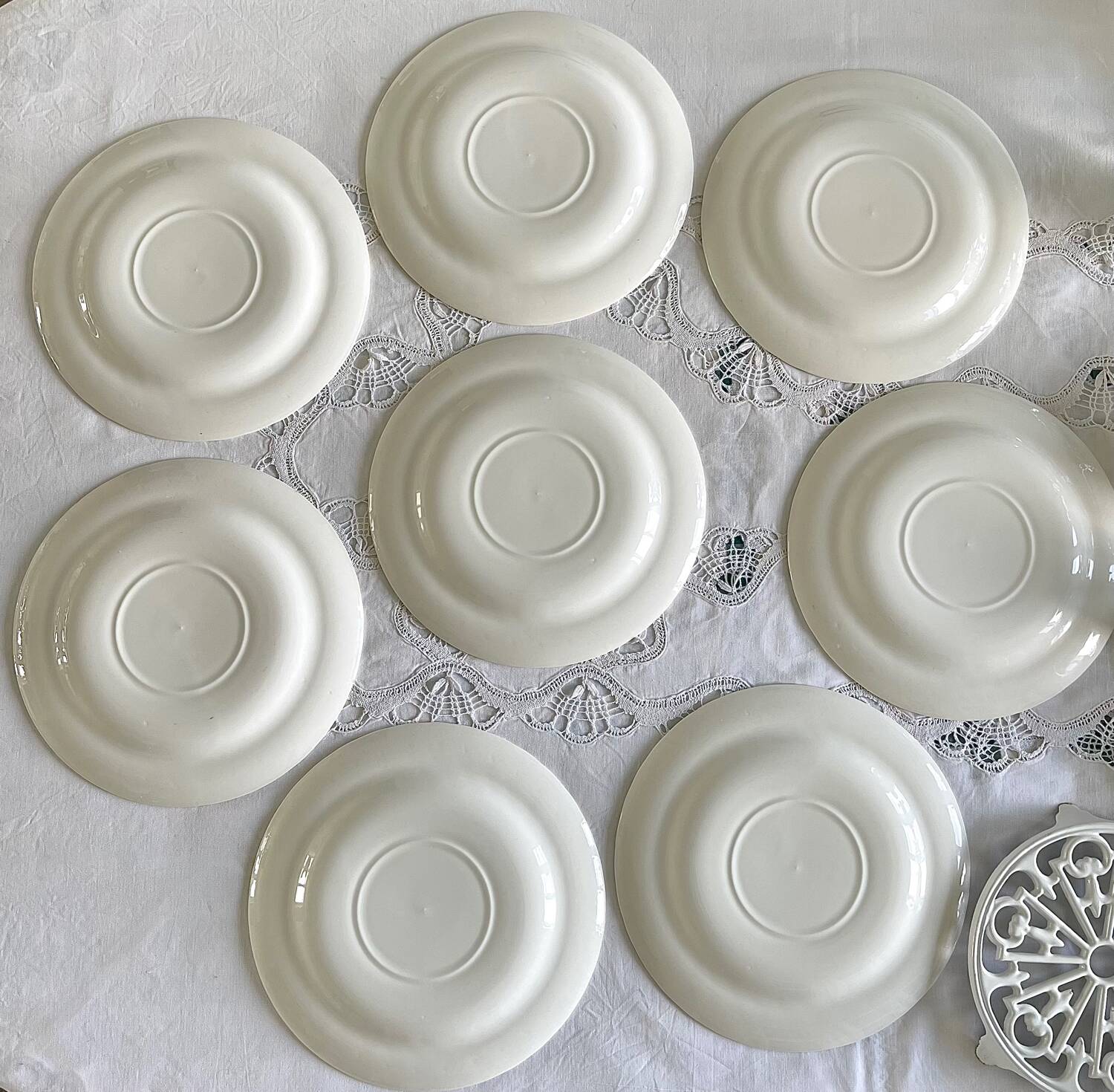 8 English dinner plates