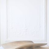 Decorative curved plate on foot