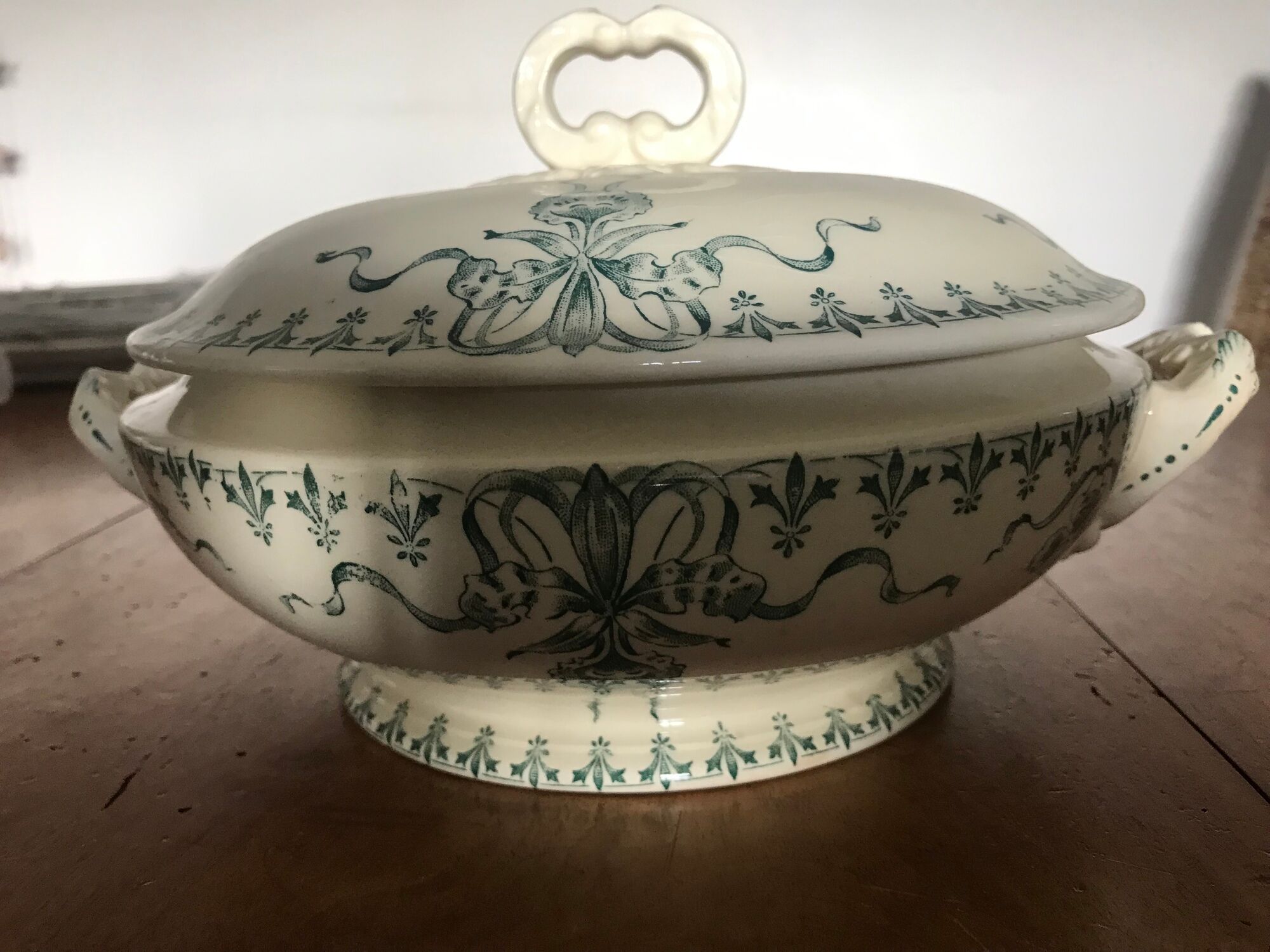 Porcelain tureen from Gien, Iron Earth model "Venice"