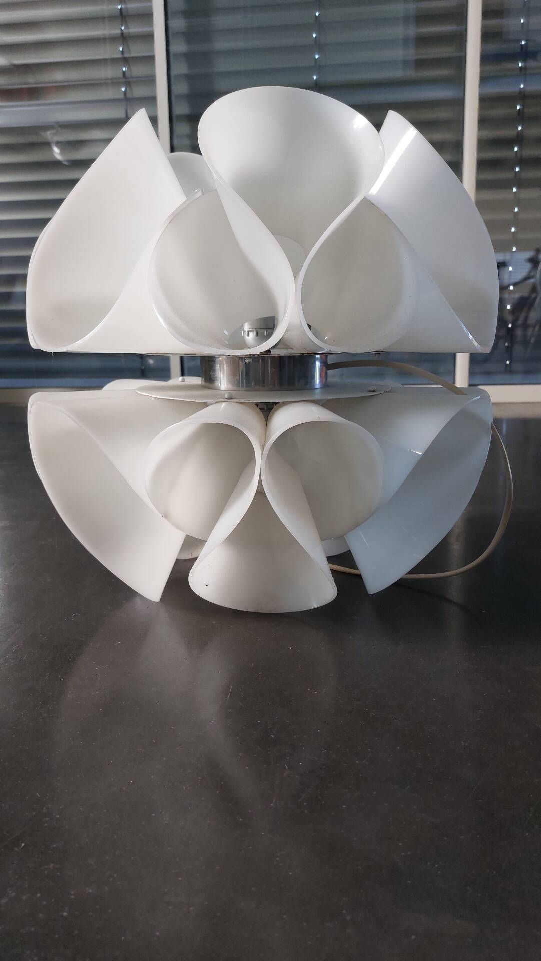 Lampe plexiglas moulé et cintré
