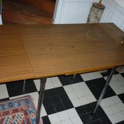 Table en formica marron avec 2 rallonges et tiroir