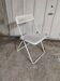 Chaise pliante en métal perforé