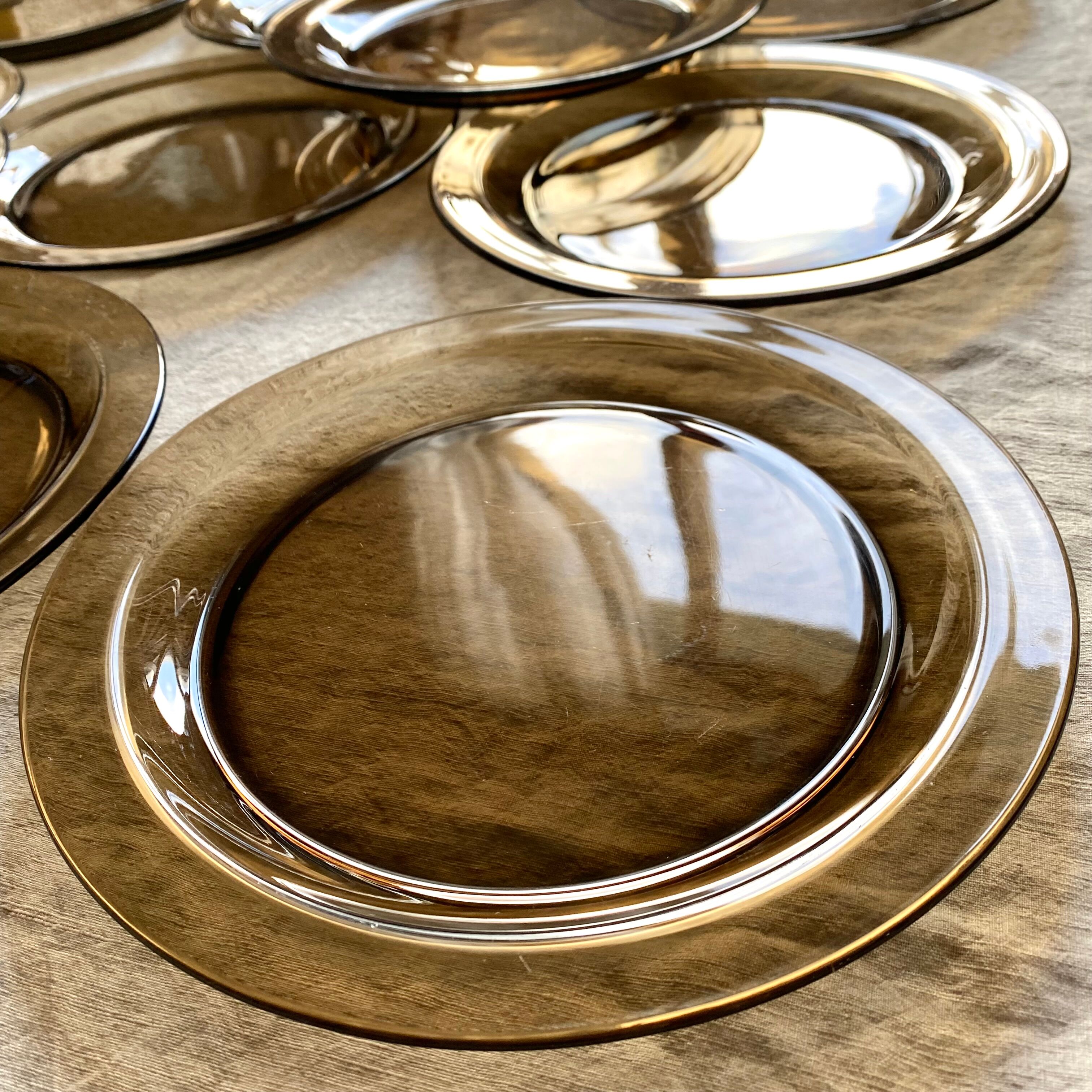 Assiettes plates Vereco en verre fumé