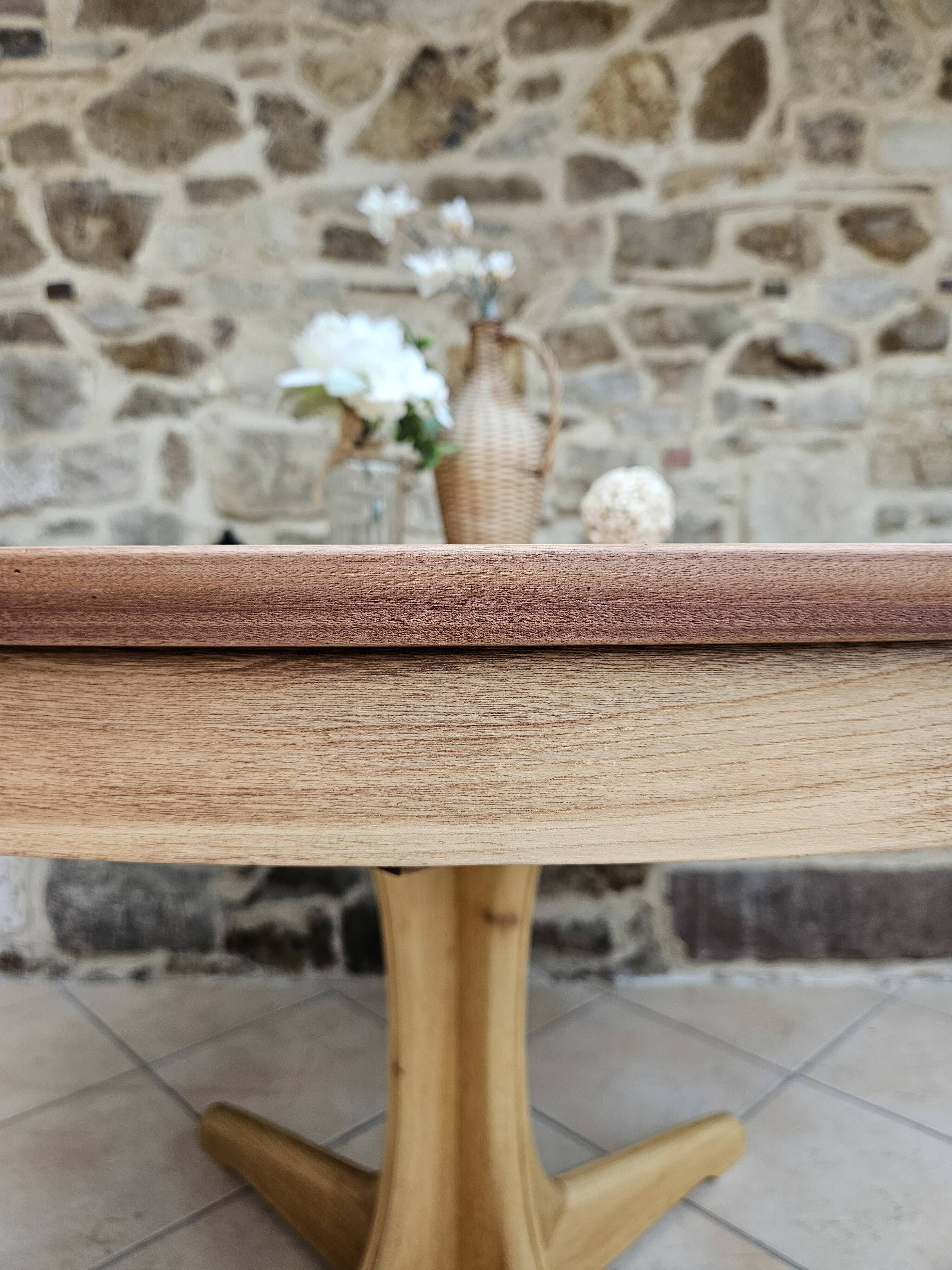 Baumann style round table