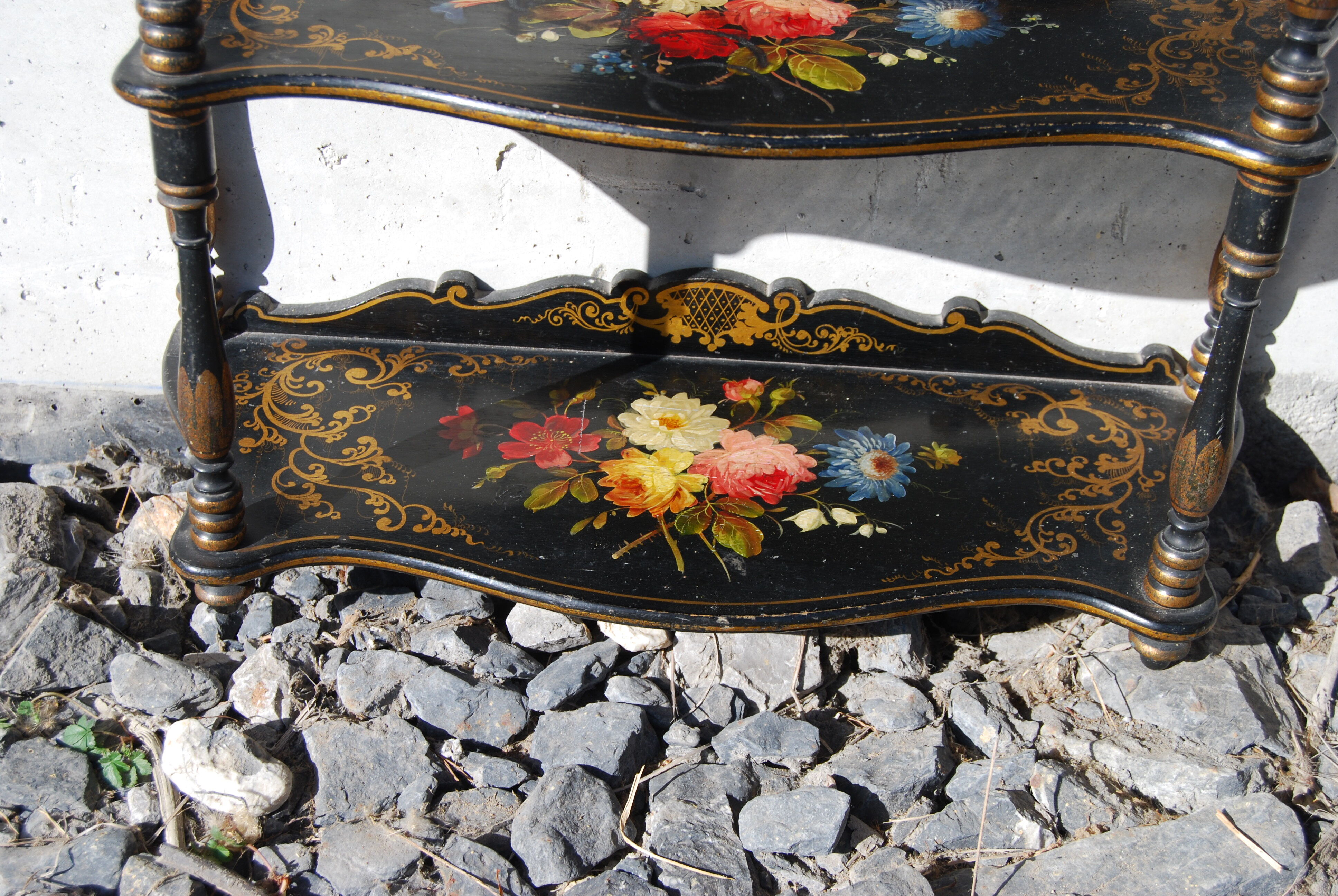Étagère murale Napoléon III en bois noirci à décor de fleurs.