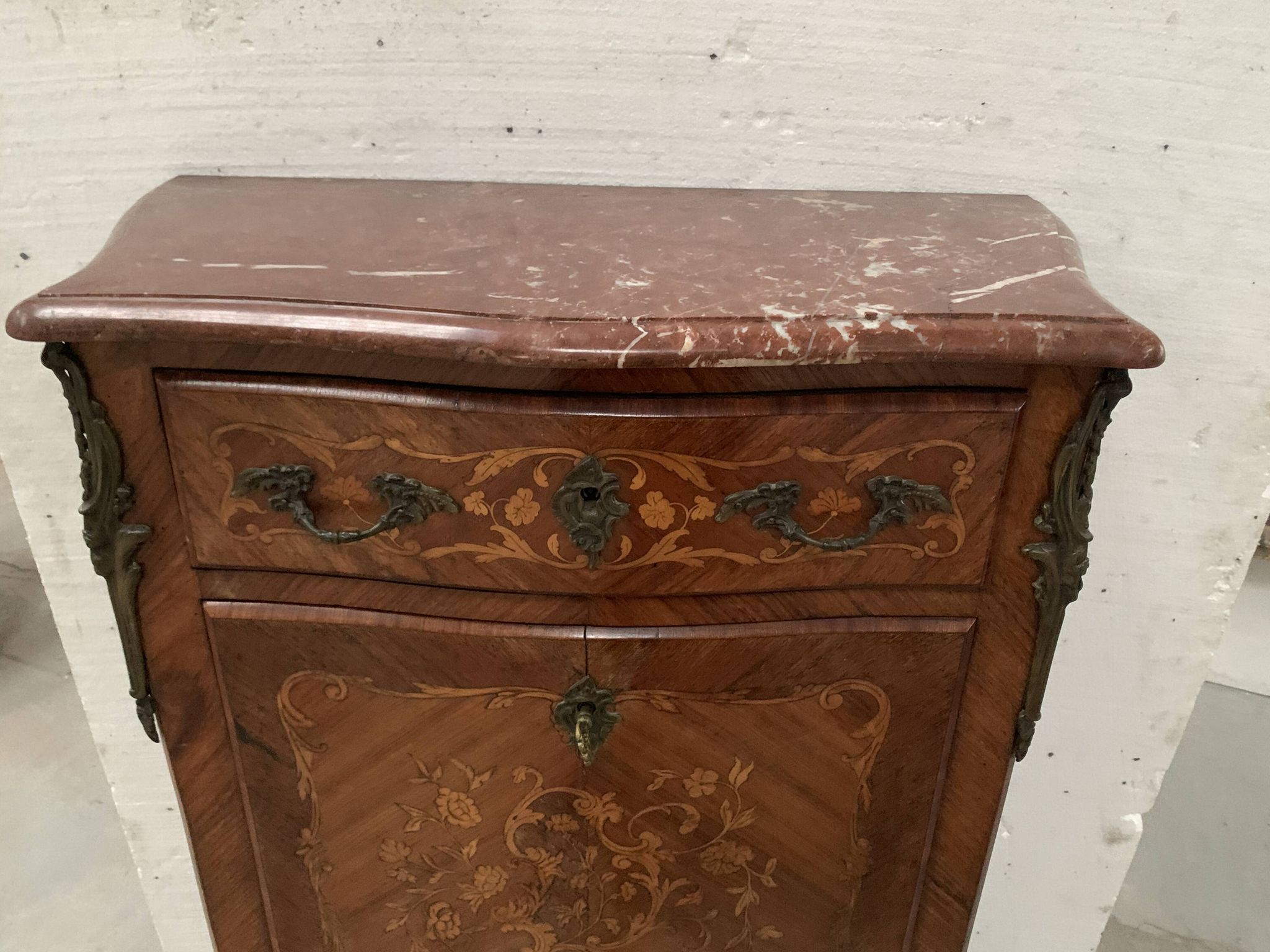 Louis XV style lady's secretary in light wood marquetry, 20th century.