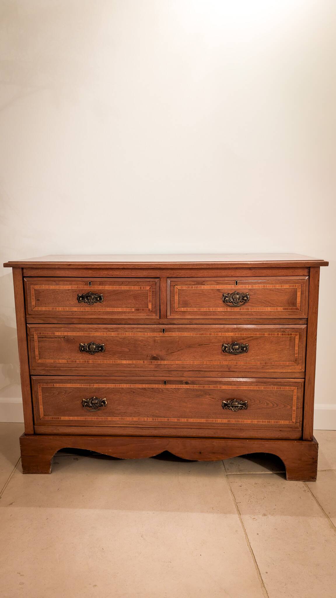Commode quatre tiroirs avec marqueterie