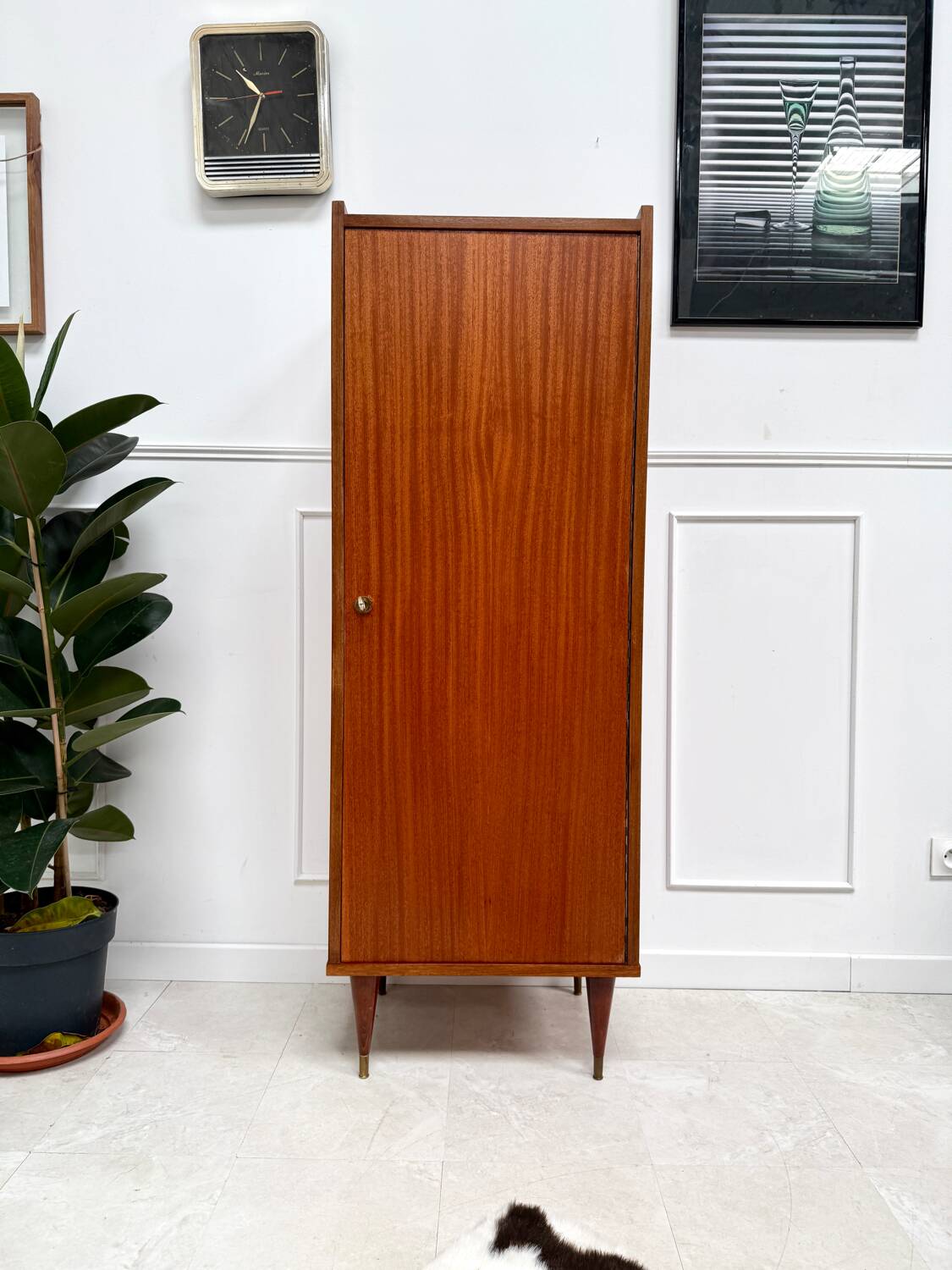 Standing man entrance cabinet
