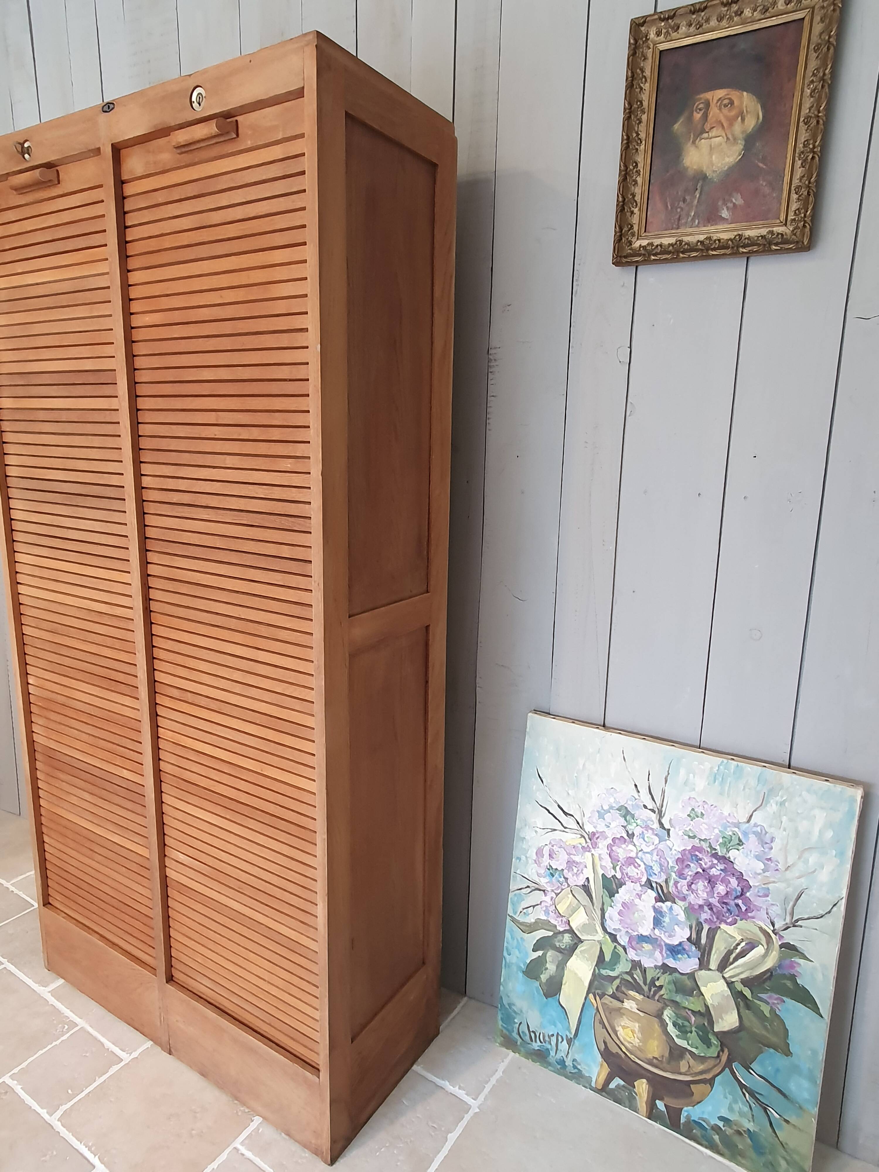 Double curtain cabinet