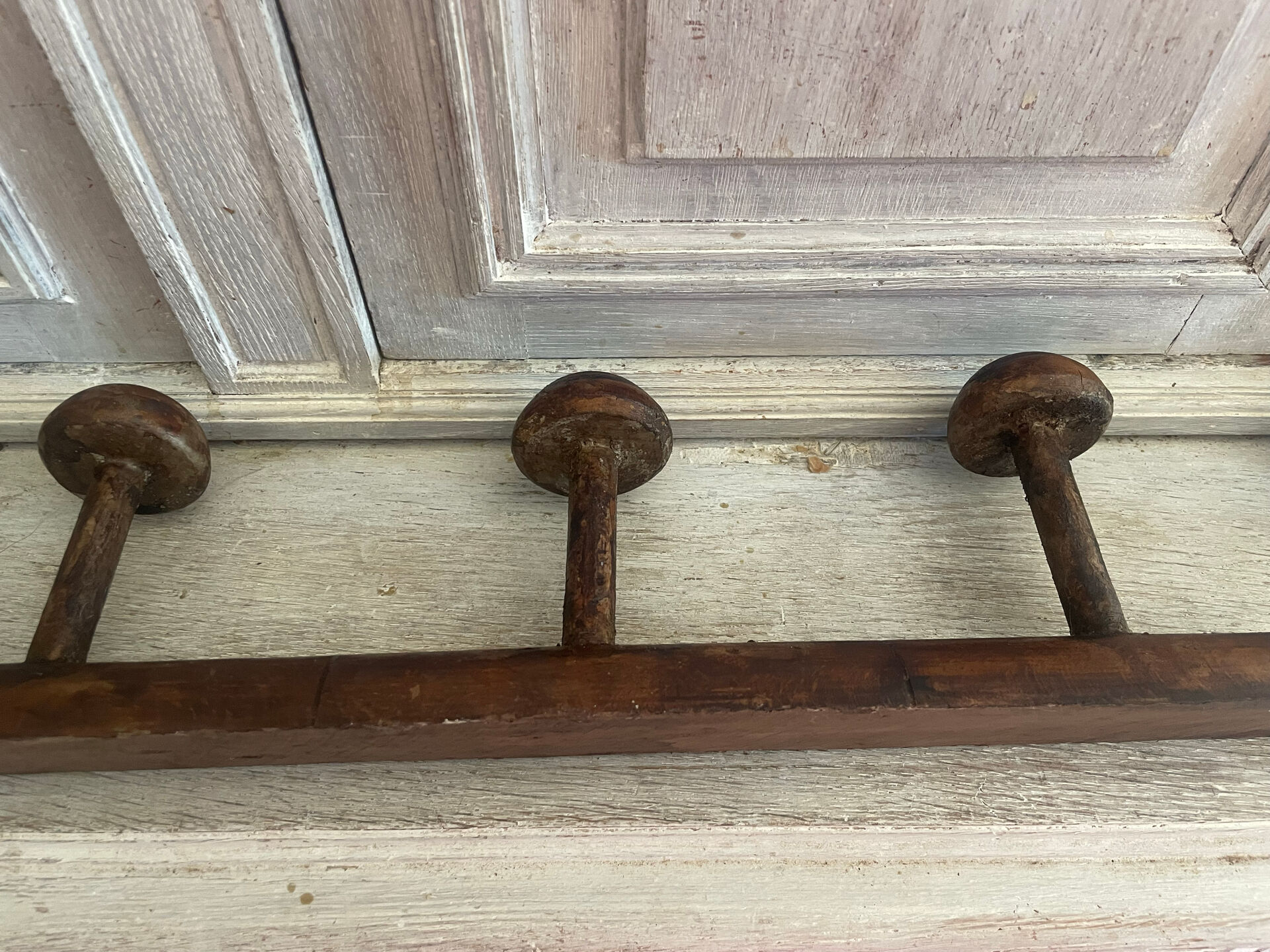 Wall-mounted wooden coat rack with 6 hooks
