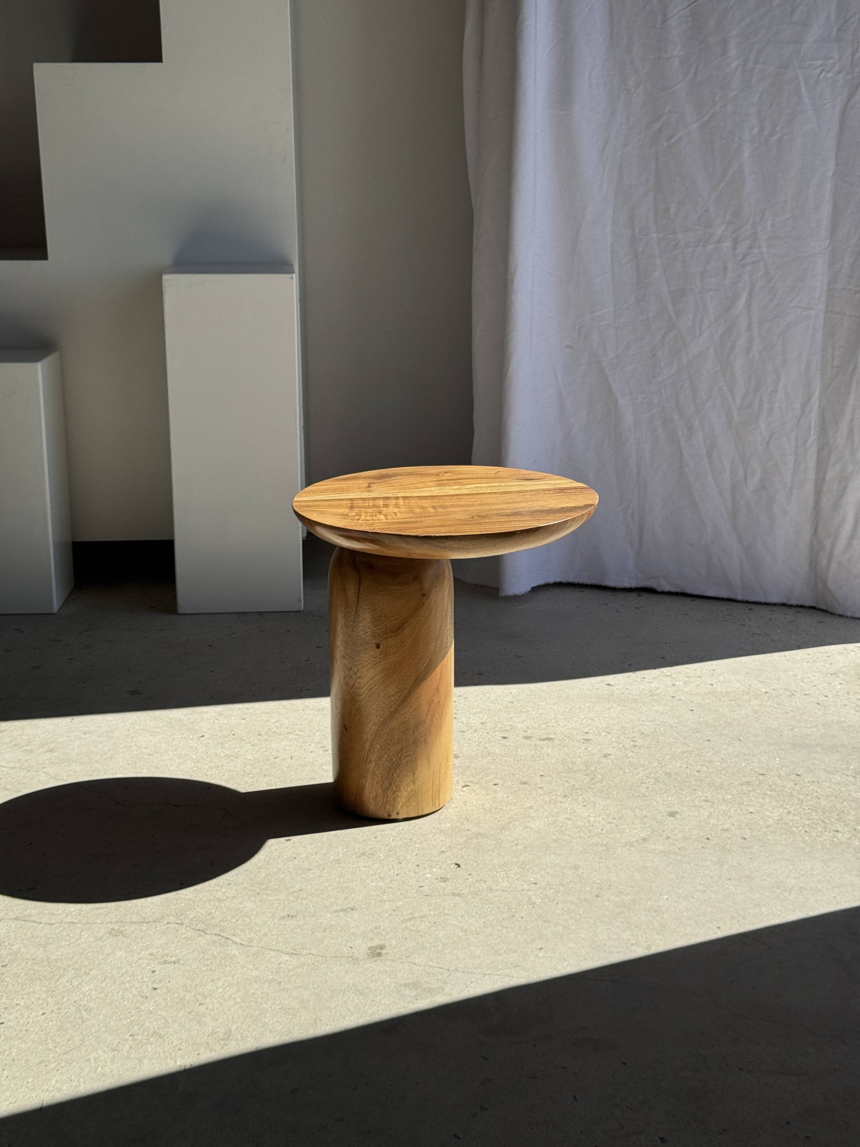 Side table in solid suar with a circular top, column base H51.5 D50.