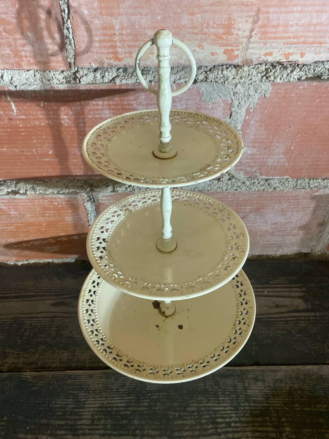 Présentoir à gâteaux 3 niveaux ancien en métal blanc
