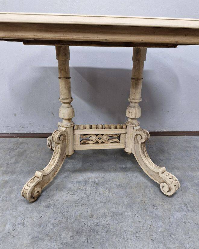 Very beautiful eclectic table.