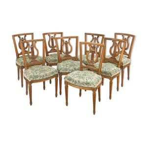 Suite de huit chaises en bois mouluré