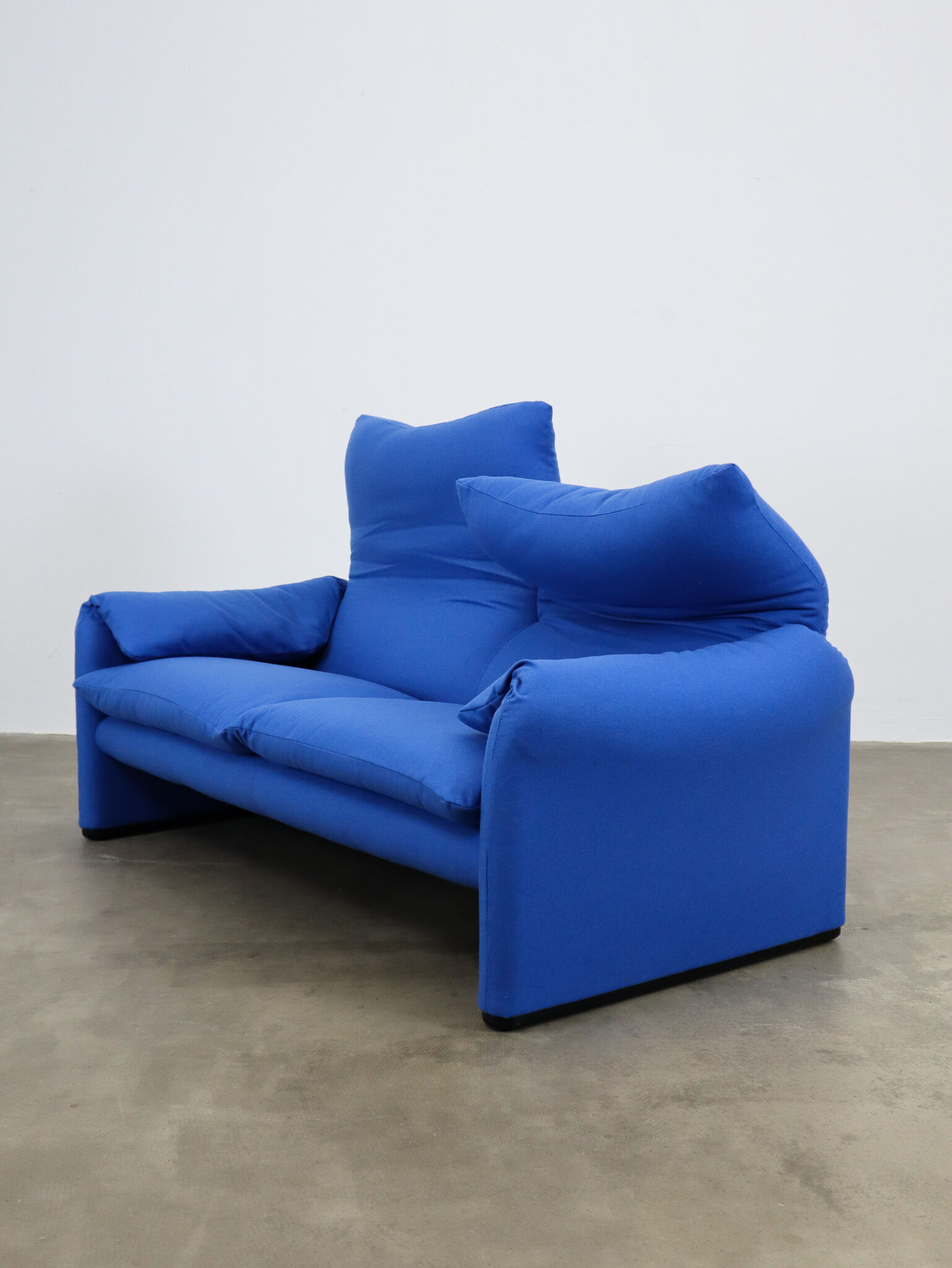 Maralunga sofa blue