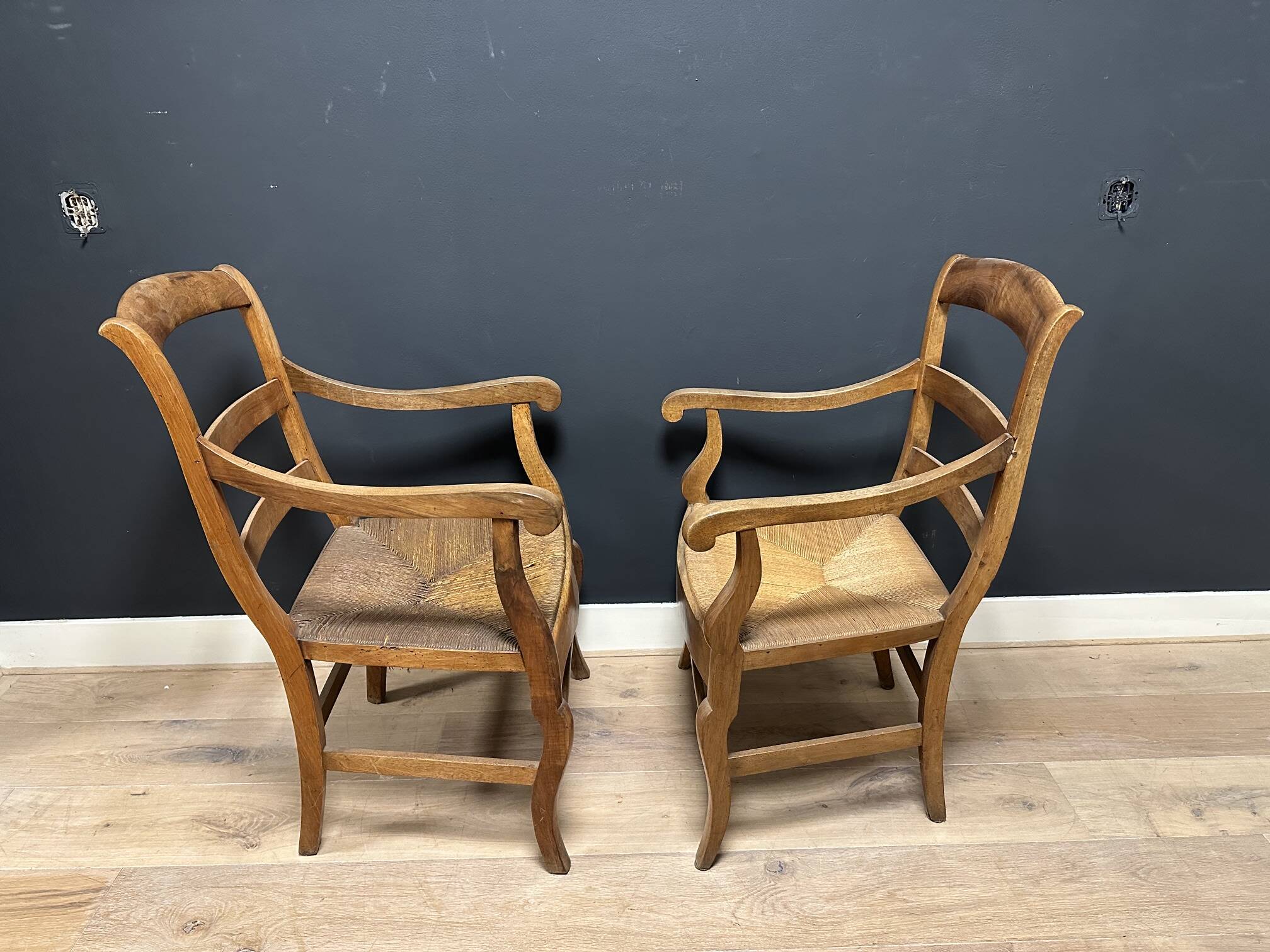 Ensemble de fauteuils provençaux antiques en bon état