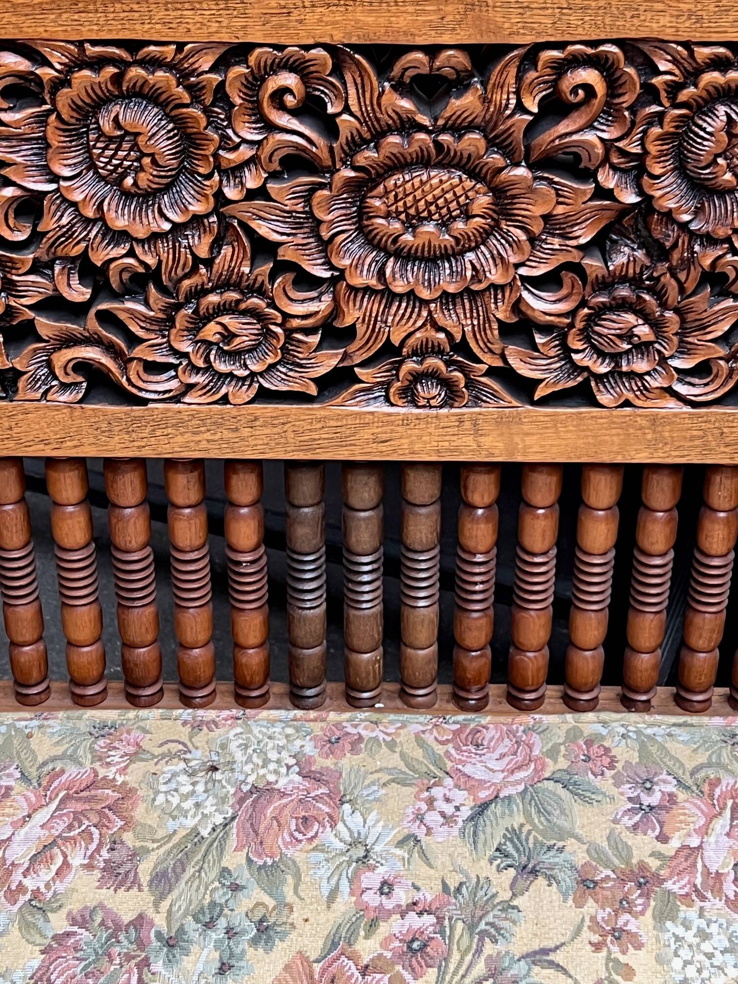 Paire de fauteuils bois, sculpté à la main