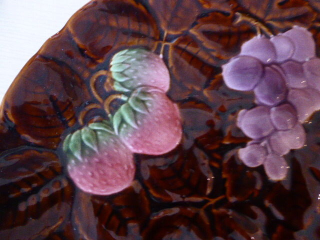 Dish a cakes Sarreguemines vintage 1970, dabbling in enamelled ceramic, fruits