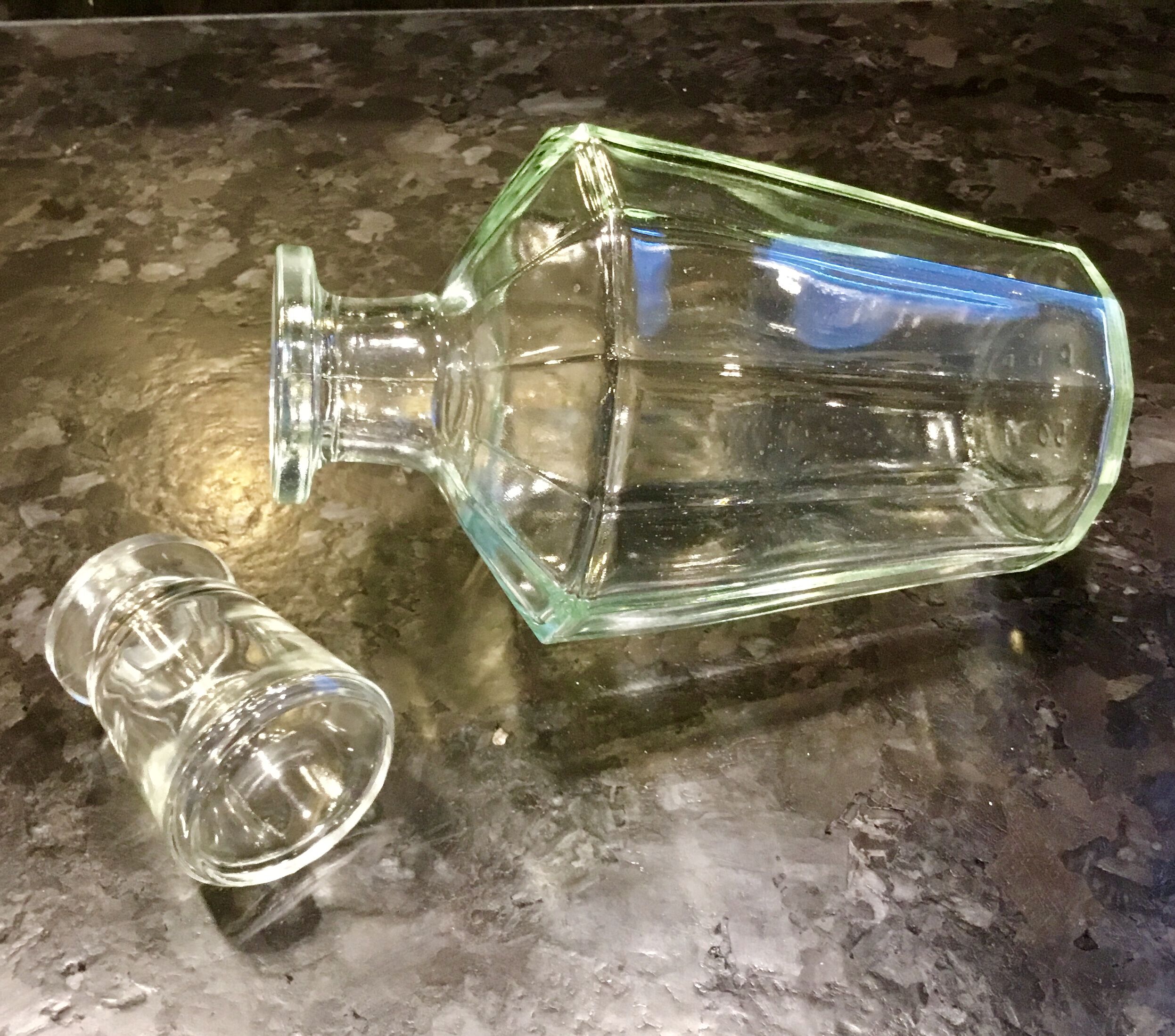 Carafe vintage en verre à 12 pans avec son bouchon