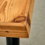 Longue table en pin canadien avec pieds noirs