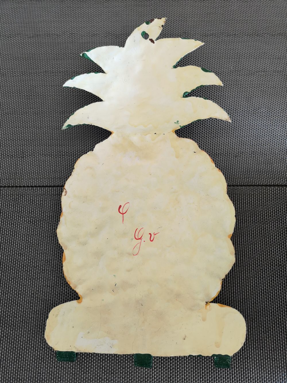 Towel/tea towels in pineapple shaped metal towel holder, hand painted - 1970s/1980s