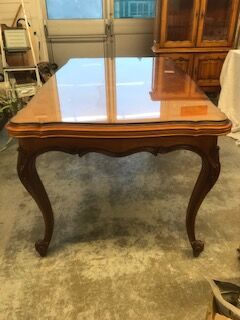 Merisier branded table with glass tray and 2 integrated sliding extension slags