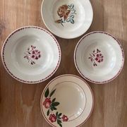 Lot de 4 assiettes creuses dépareillées