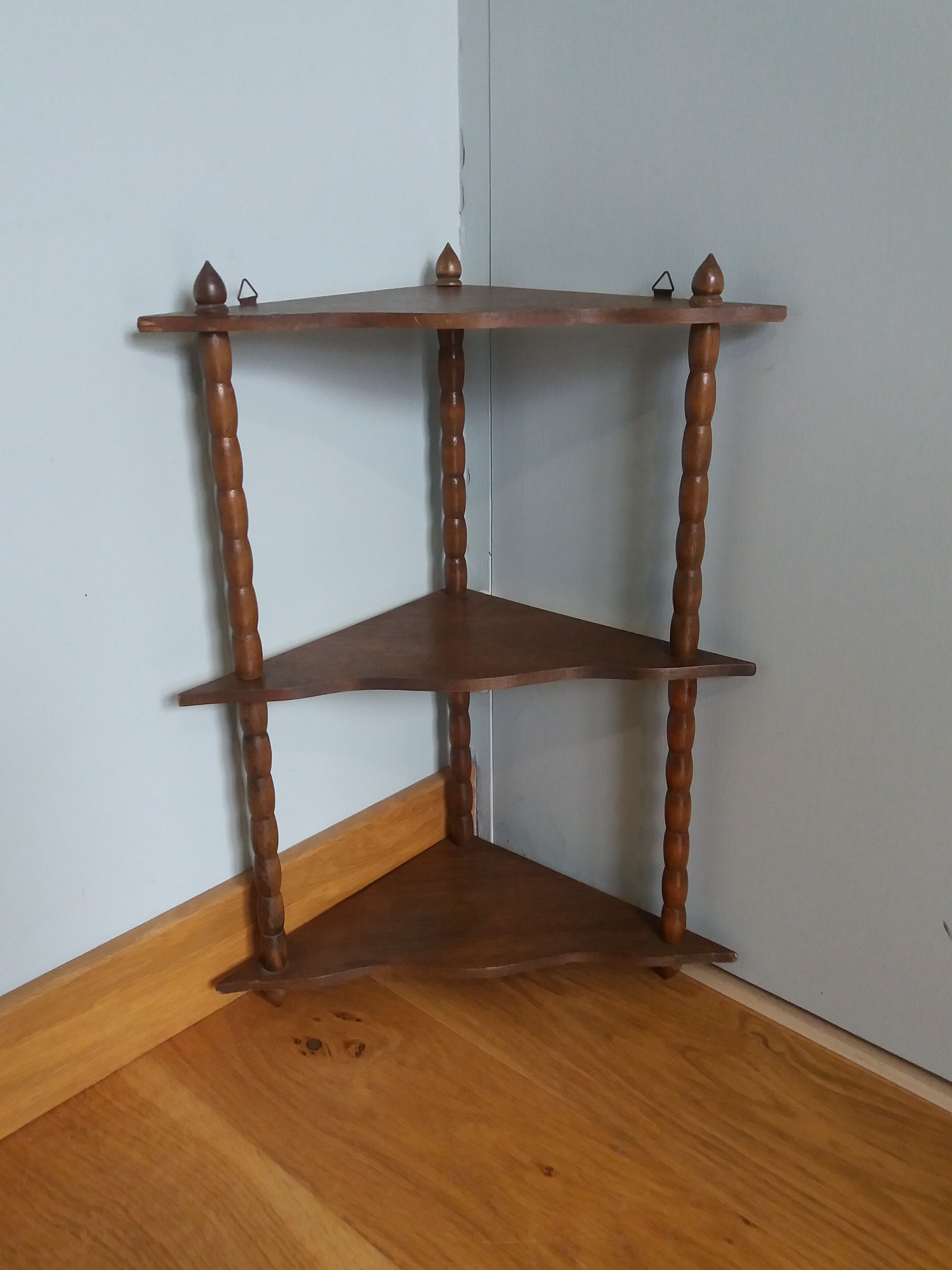 Hanging corner wall shelf