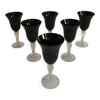 6 stemmed glasses with black glass bowl