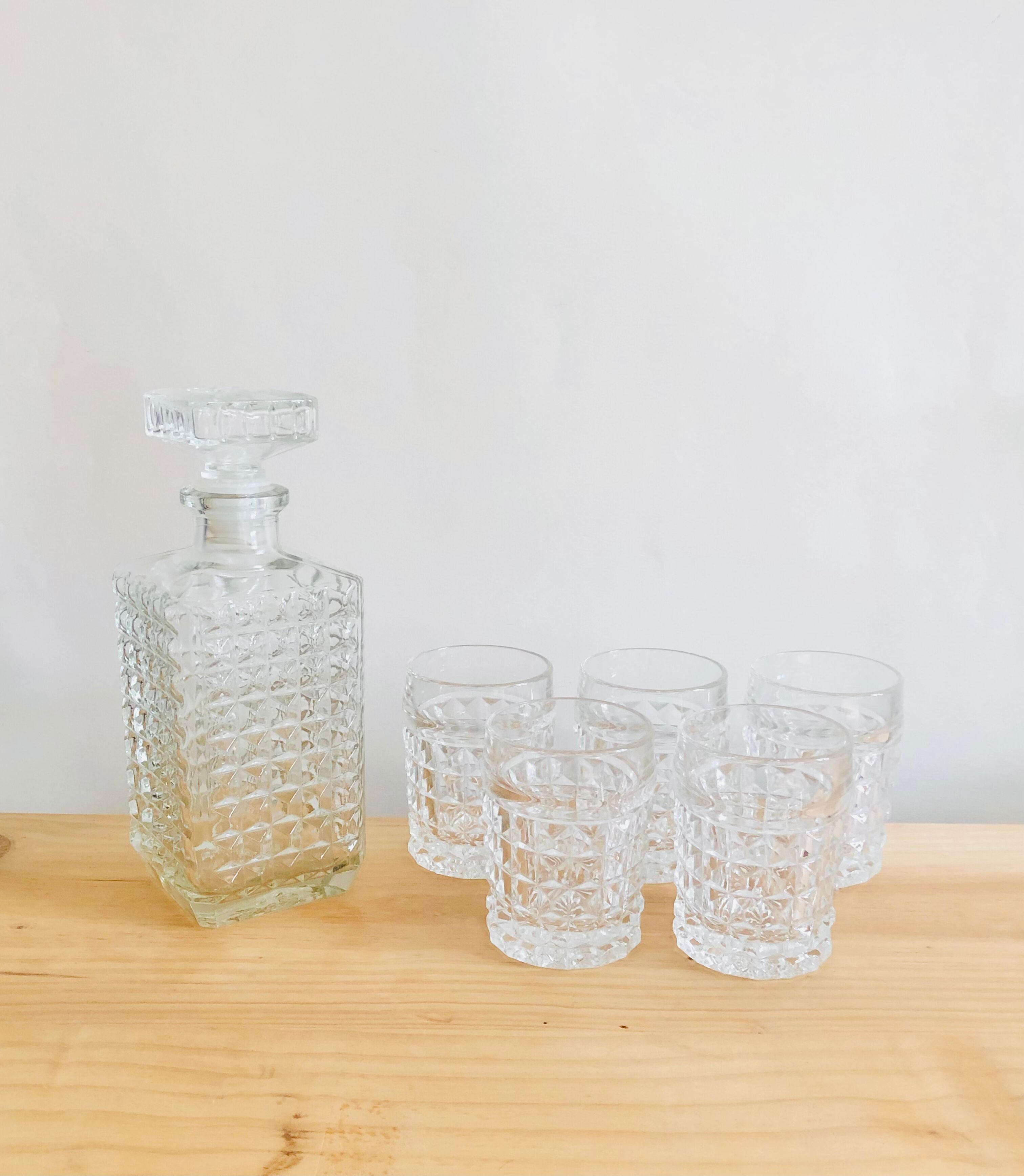 Set five glasses and whiskey decanter in chiseled glass