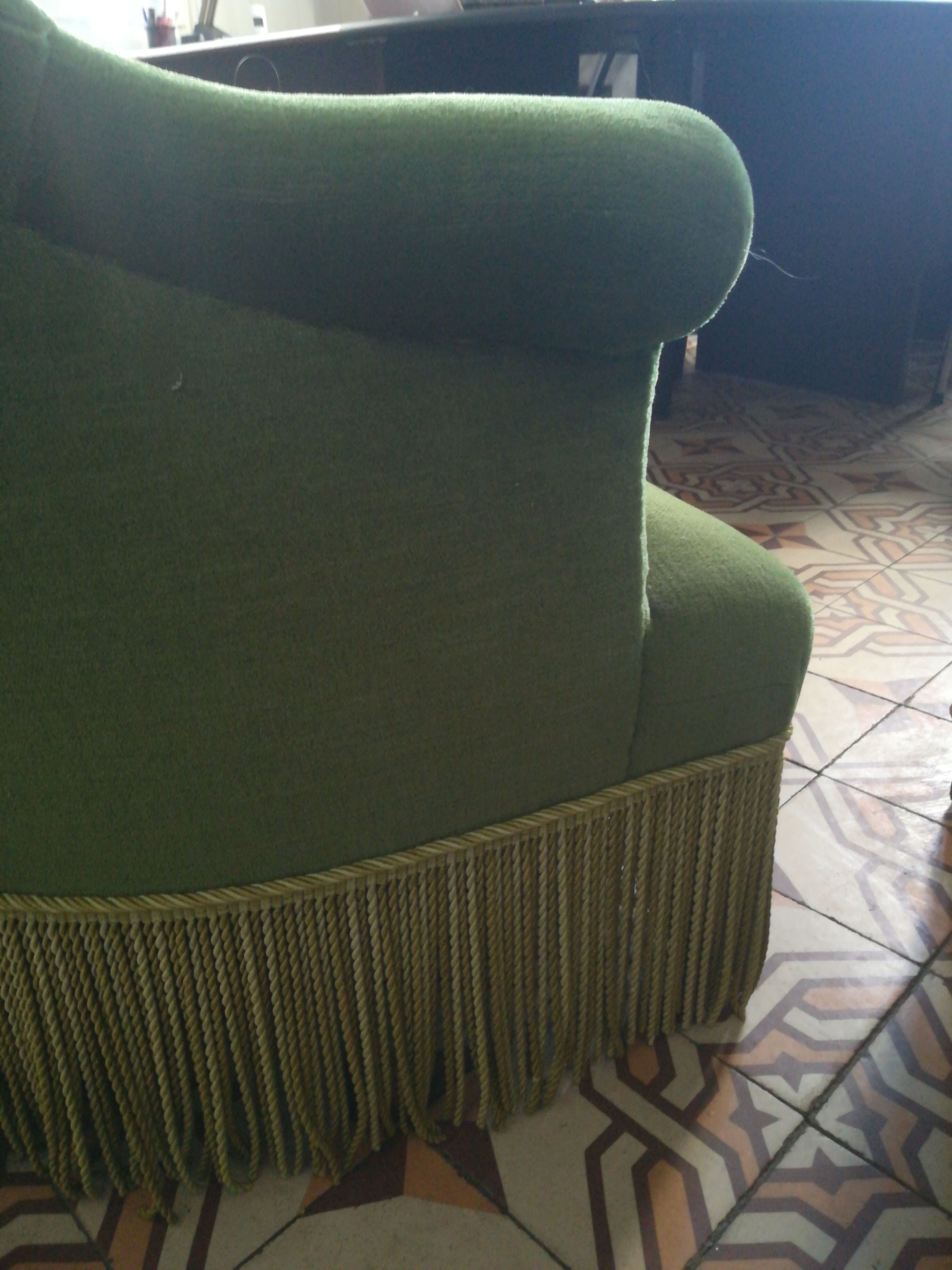 Toad sofa with velvet fringes