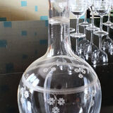 Verres et carafe en verre gravé