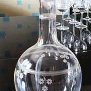 Verres et carafe en verre gravé
