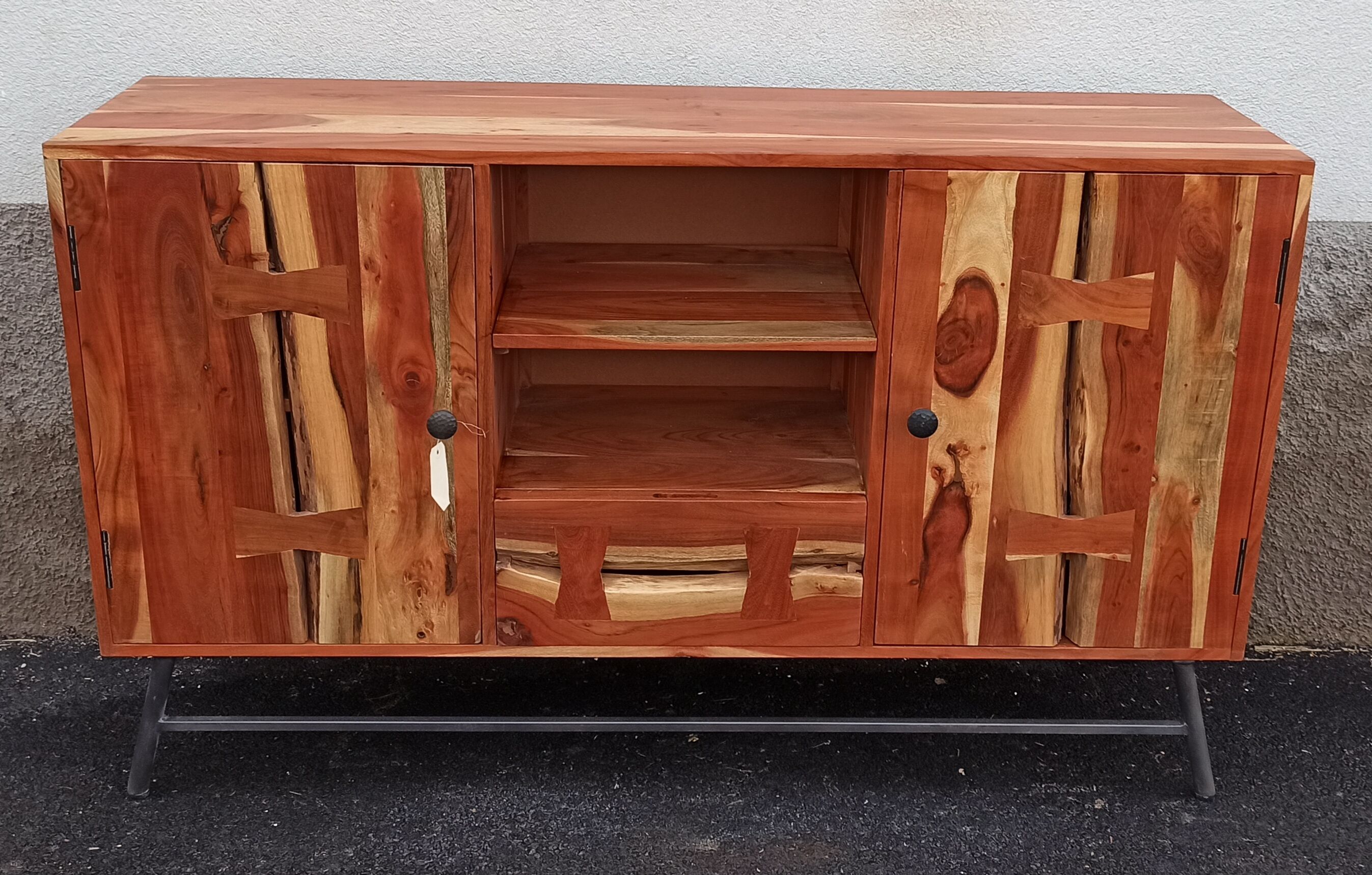 Buffet en bois avec deux portes, un tiroir et deux niches