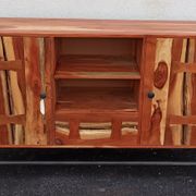 Buffet en bois avec deux portes, un tiroir et deux niches