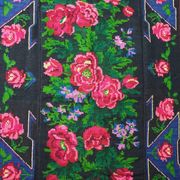 Tapis en laine florale tissée à la main fond noir avec roses roses