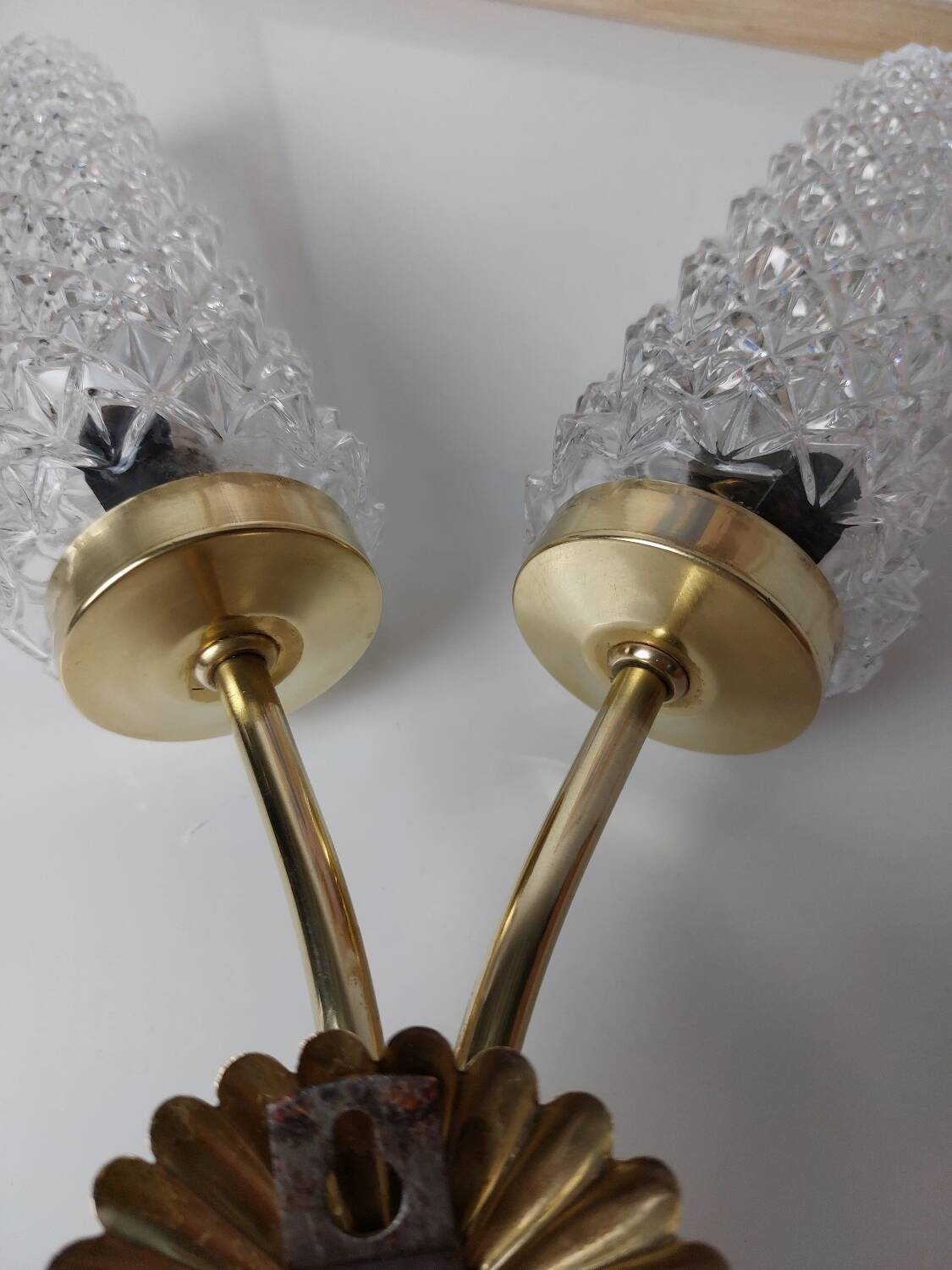 Gold wall light with diamond tips