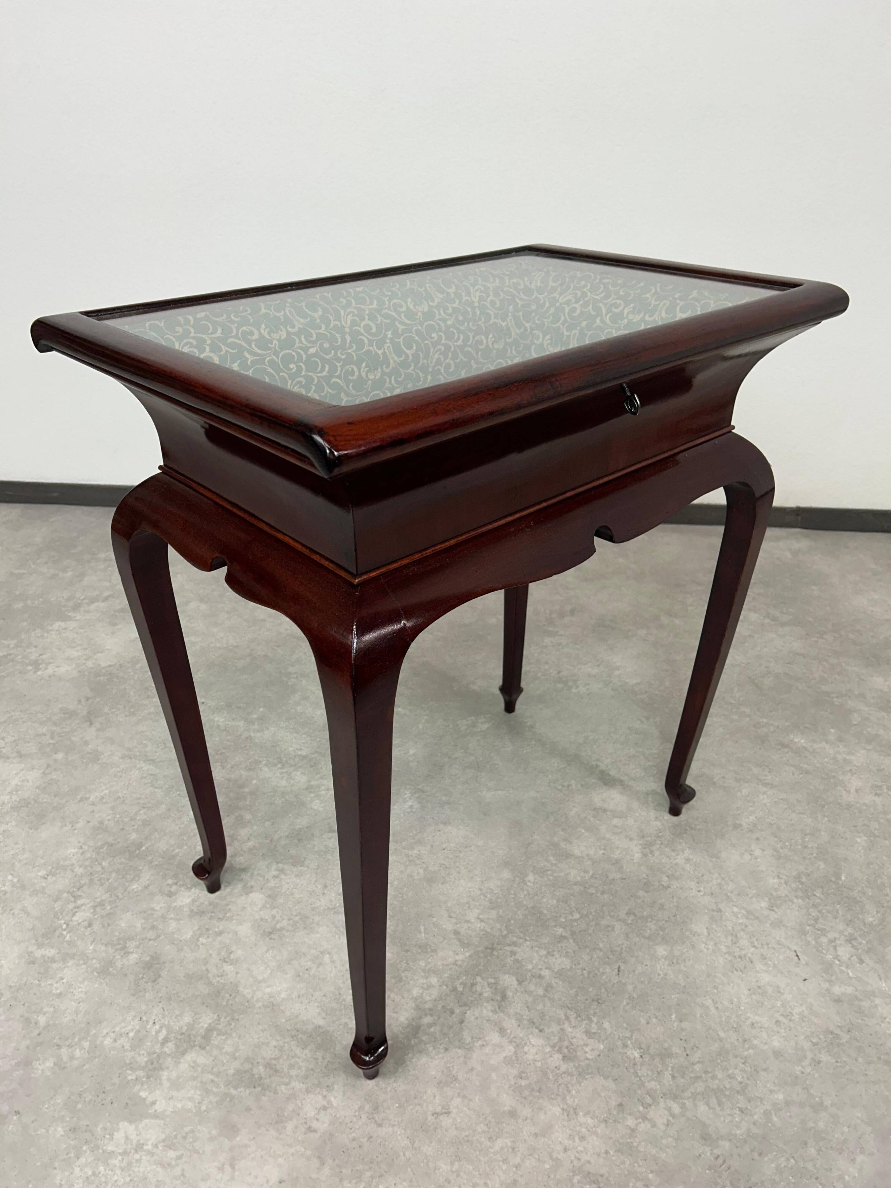 Art Deco display table in mahogany