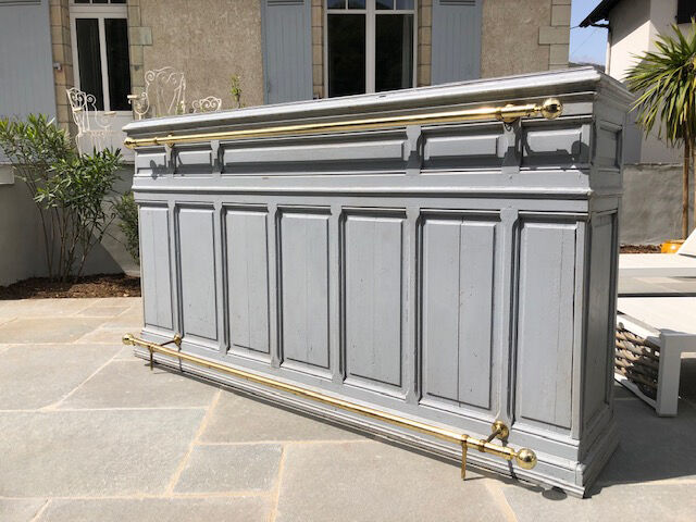 Grey lacquered wooden bar cabinet, golden brass bar